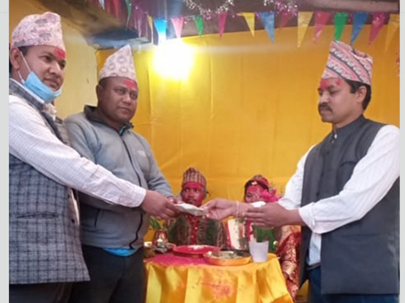 छोराको विवाहको खुशियालीमा विद्यालयमा अक्षय कोष स्थापना 